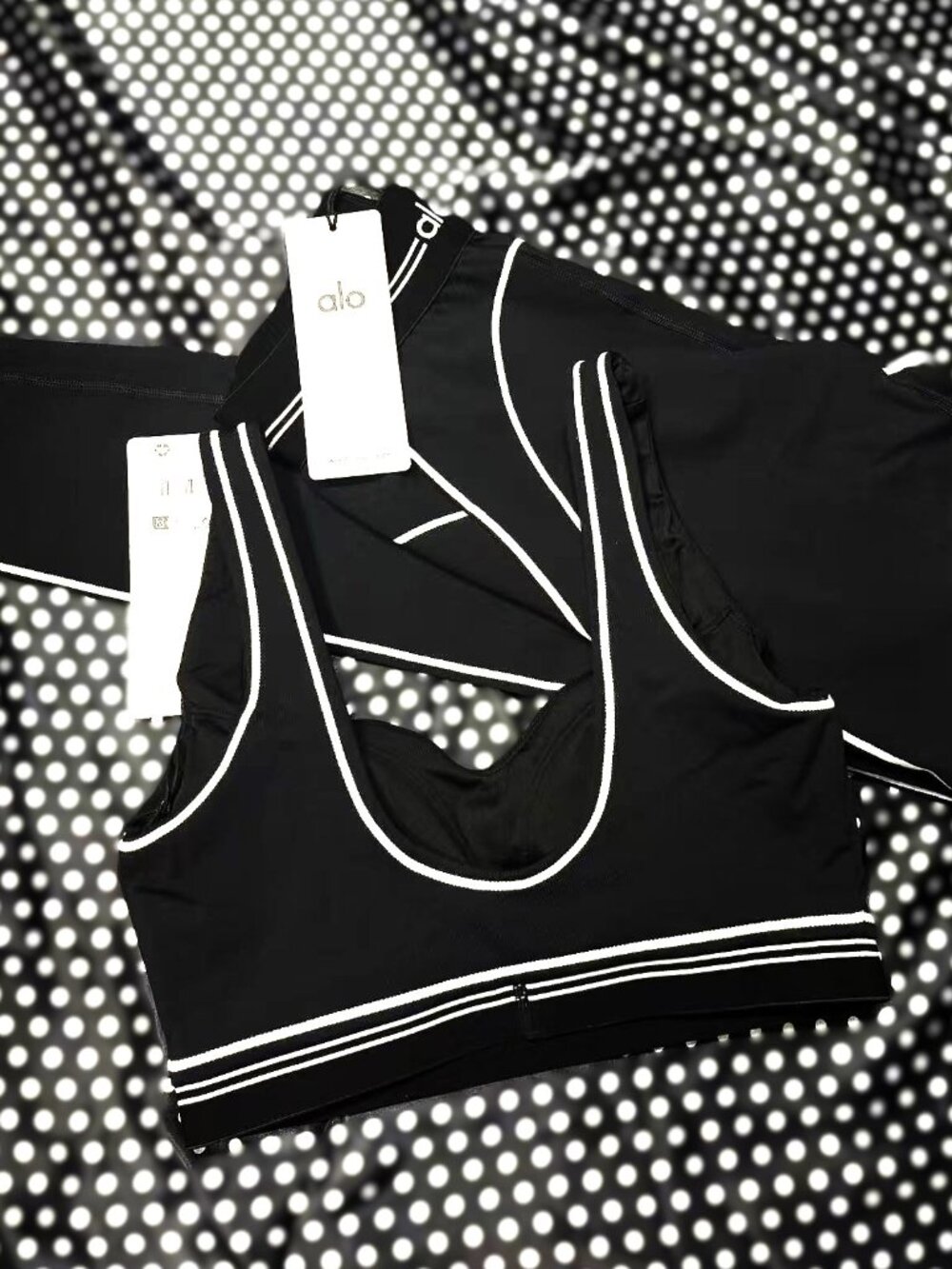 Brand New ALO Airbrush Heart Throb Yoga Set (Black & White) - Picture 4 of 11